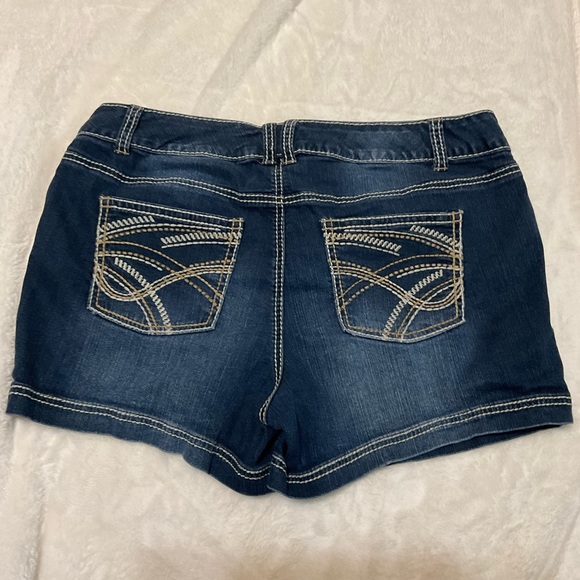 Maurices Dark Blue Distressed Jean Shorts Size 18 - Picture 3 of 4